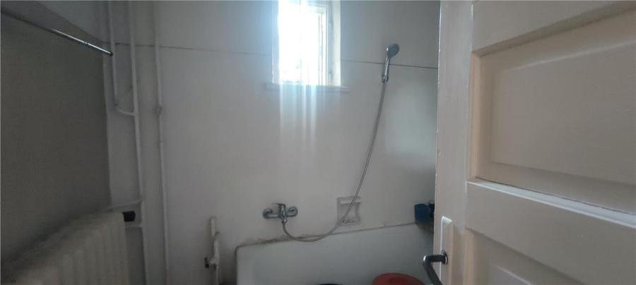 Casă cu 2 camere cu Canalizare în Central
