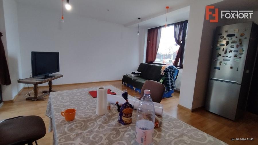 Casă individuală cu 8 camere cu Garaj în Săcălaz