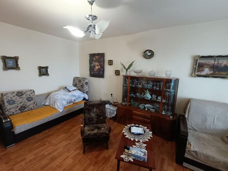 Apartament cu 3 camere decomandat, mobilat în Cetate