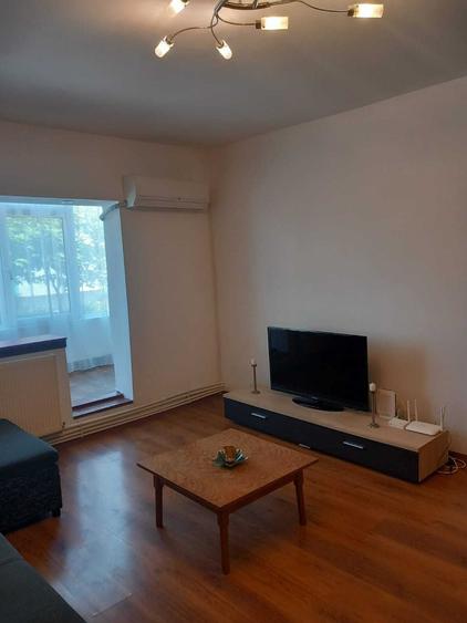 Apartament cu 2 camere semidecomandat în Craiovița Nouă