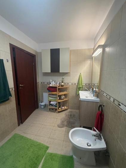 Apartament cu 4 camere semidecomandat, mobilat în Roșu