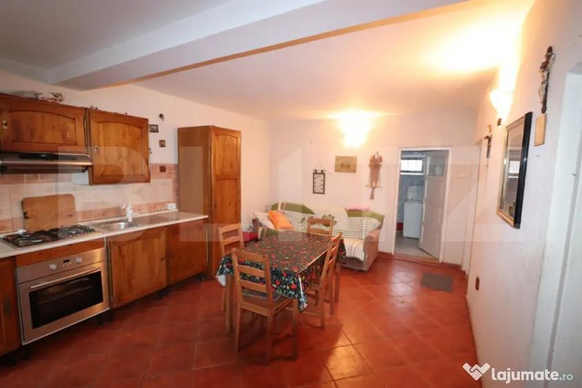 Casă cu 3 camere cu Teren 1783 Mp în Central