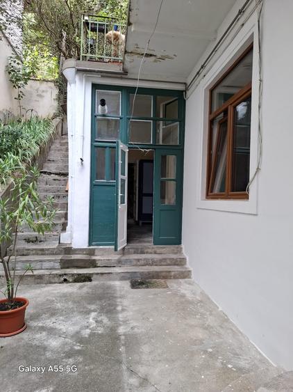 Apartament cu 3 camere semidecomandat în Schei