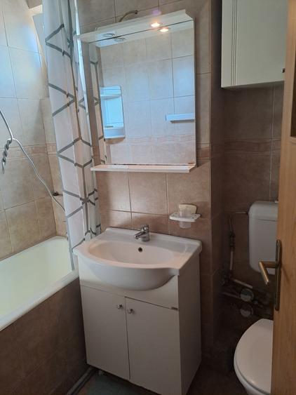 Apartament cu 3 camere semidecomandat în Obor