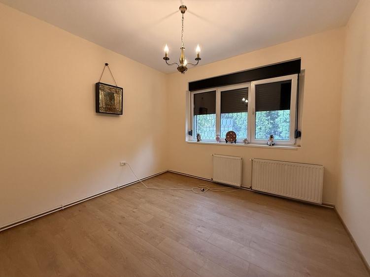 Apartament cu 4 camere semidecomandat în Primăverii