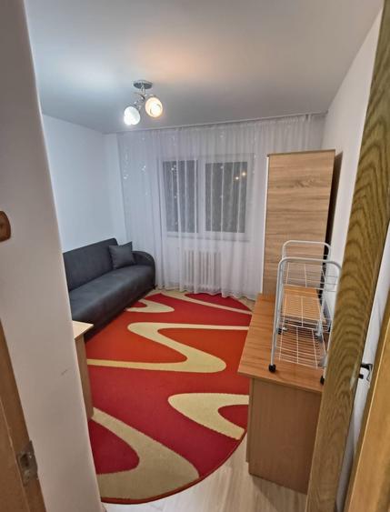 Apartament cu 3 camere semidecomandat în Florești