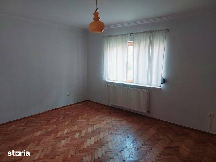 Casă cu 5 camere cu Teren 500 Mp în Central