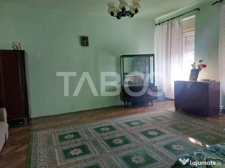 Apartament cu 3 camere semidecomandat în Central