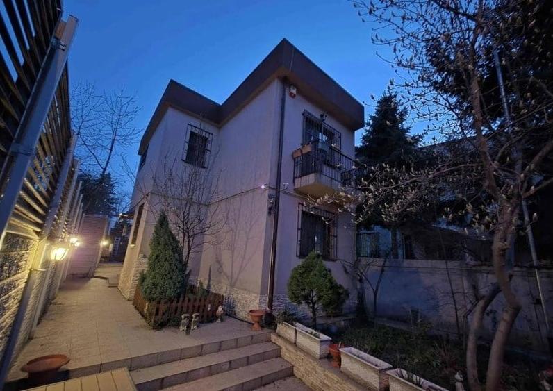 Casă cu 5 camere cu Teren 240 Mp în Barbu Văcărescu
