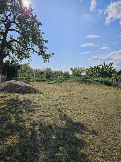 Casă cu Teren 1405 Mp în Sâmbăteni