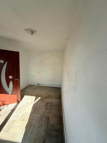 Apartament cu 3 camere semidecomandat în Micro 40