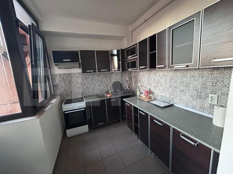 Apartament cu 4 camere semidecomandat, mobilat în Ultracentral