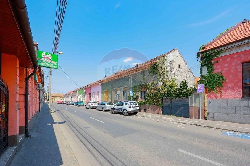 Apartament cu 4 camere semidecomandat în Central