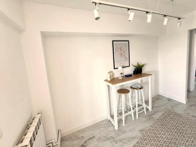 Apartament cu 3 camere decomandat, mobilat în Far