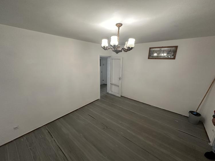 Apartament cu 3 camere semidecomandat în Berceni