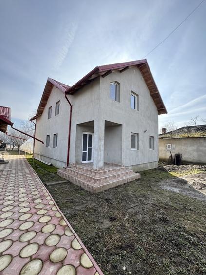 Casă individuală cu 5 camere cu Teren 900 Mp în Palanca