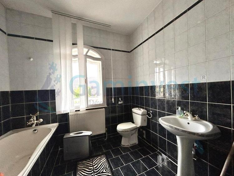 Casă individuală cu 7 camere cu Canalizare în Sânmartin