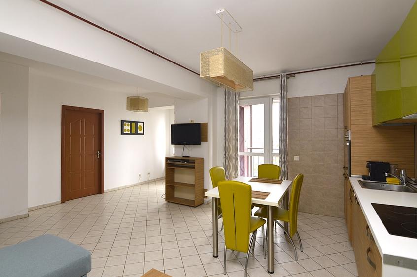 Apartament cu 2 camere semidecomandat, mobilat în Decebal