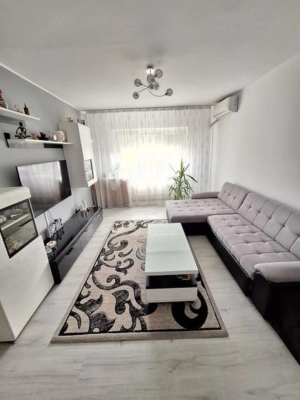 Apartament cu 3 camere decomandat în Piața Centrală