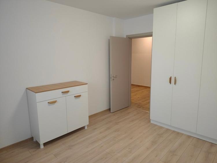 Apartament cu 3 camere decomandat, mobilat în Titan