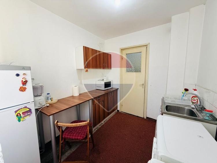 Apartament cu 2 camere semidecomandat, mobilat în Central