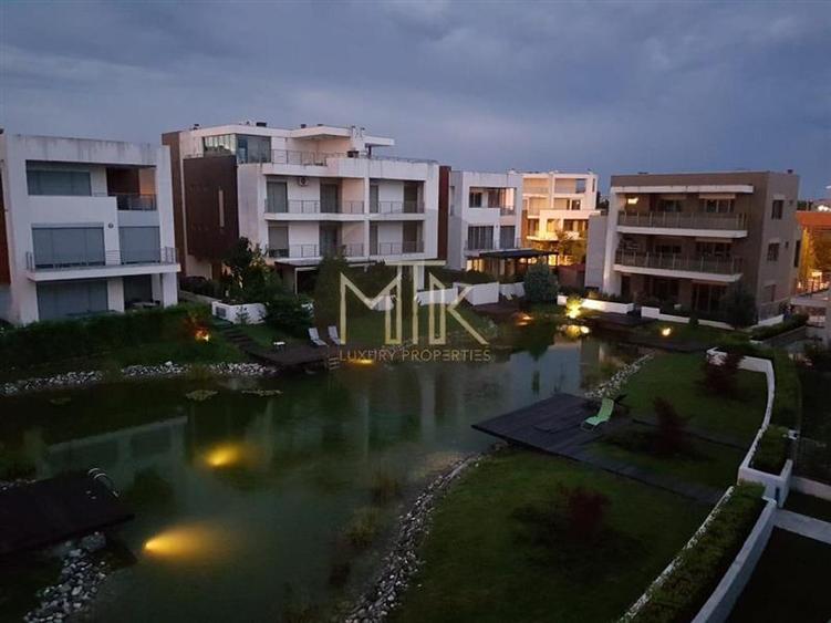 Casă individuală cu 8 camere cu Canalizare în Băneasa