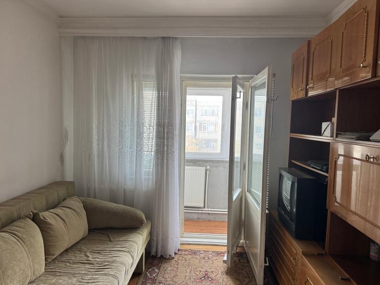 Apartament cu 4 camere decomandat în Dacia