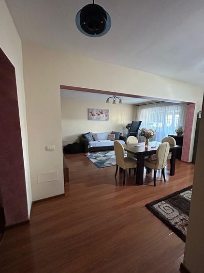 Apartament cu 3 camere decomandat în Central