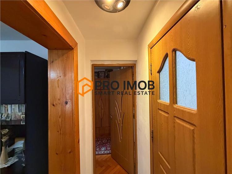 Apartament cu 4 camere semidecomandat, mobilat în Micro 5