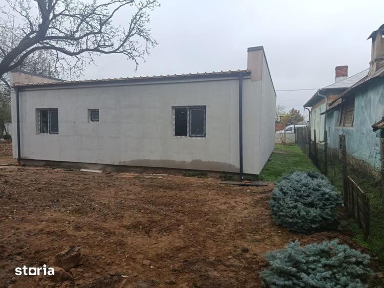 Casă cu 4 camere cu Teren 300 Mp în Calea București