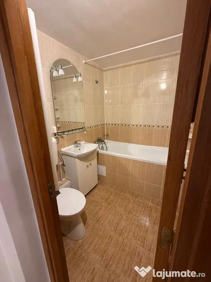 Apartament cu 3 camere semidecomandat în Central