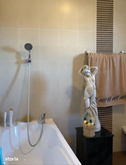 Casă cu 9 camere cu Teren 10 Mp în Șcheia