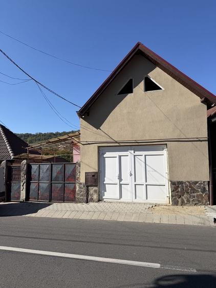 Casă cu 4 camere semidecomandat în Central