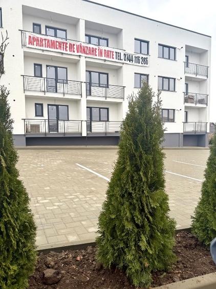 Apartament cu 3 camere semidecomandat în Ipotești