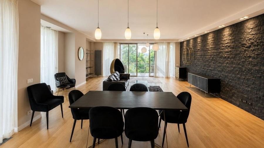 Apartament cu 4 camere decomandat în Băneasa