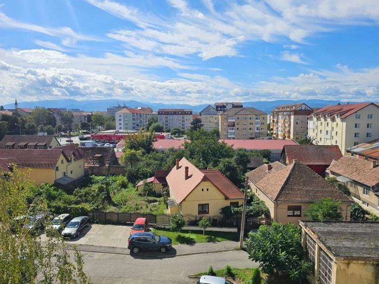 Apartament cu 3 camere decomandat în Terezian