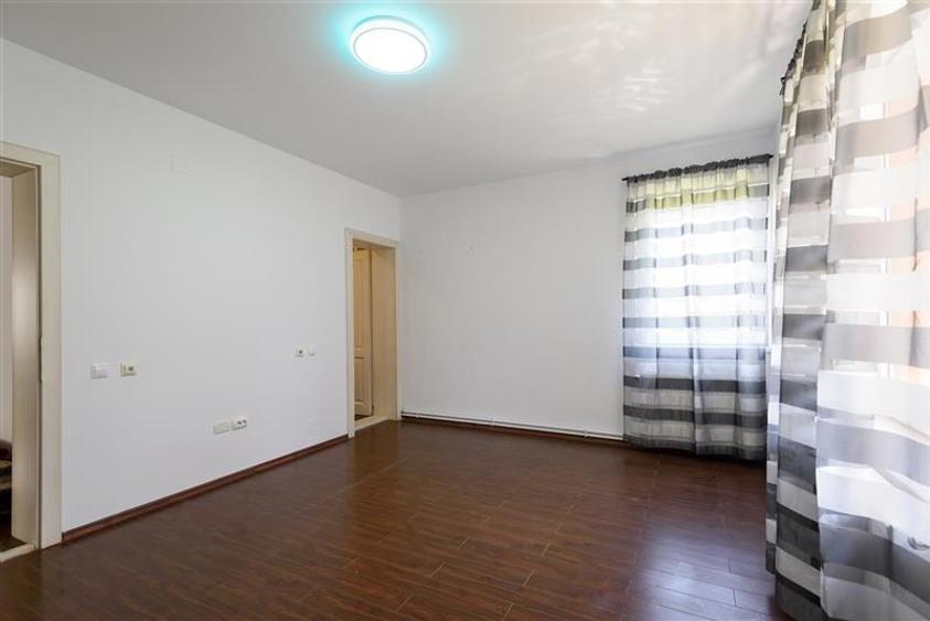 Casă individuală cu 10 camere cu Canalizare în Baciu