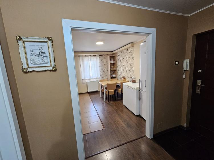 Apartament cu 3 camere decomandat, mobilat în Lipovei