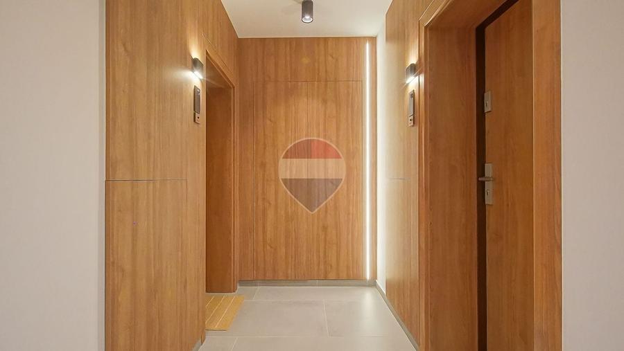 Apartament cu 3 camere semidecomandat, mobilat în Tractorul