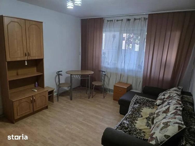 Apartament cu 3 camere semidecomandat în Calea București