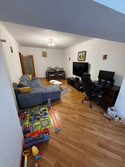 Apartament cu 3 camere decomandat, mobilat în Tei