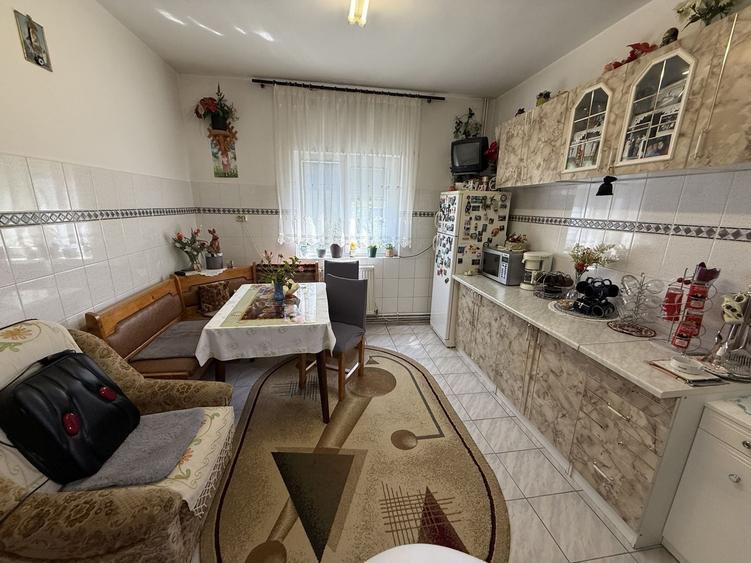 Casă individuală cu 6 camere cu Canalizare în Ghioșești