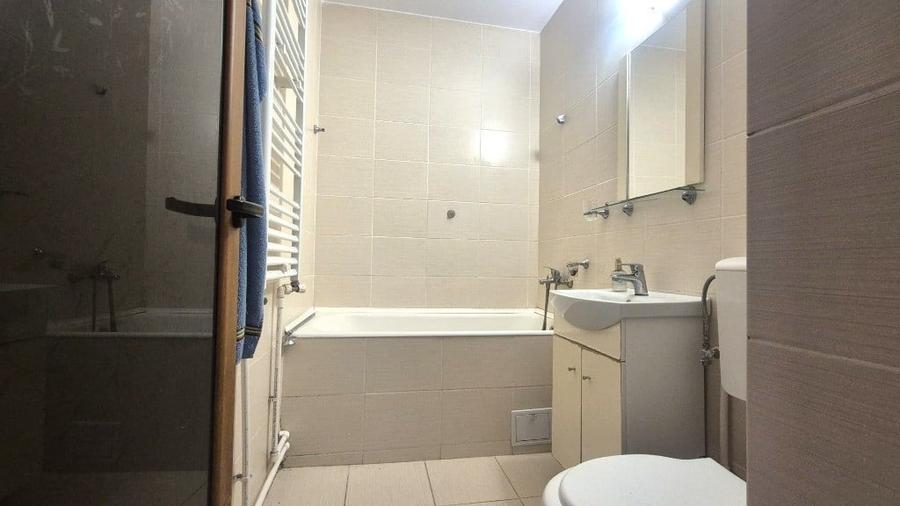 Apartament cu 3 camere semidecomandat în Vest
