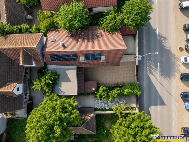 Casă cu 5 camere cu Teren 343 Mp în Florilor