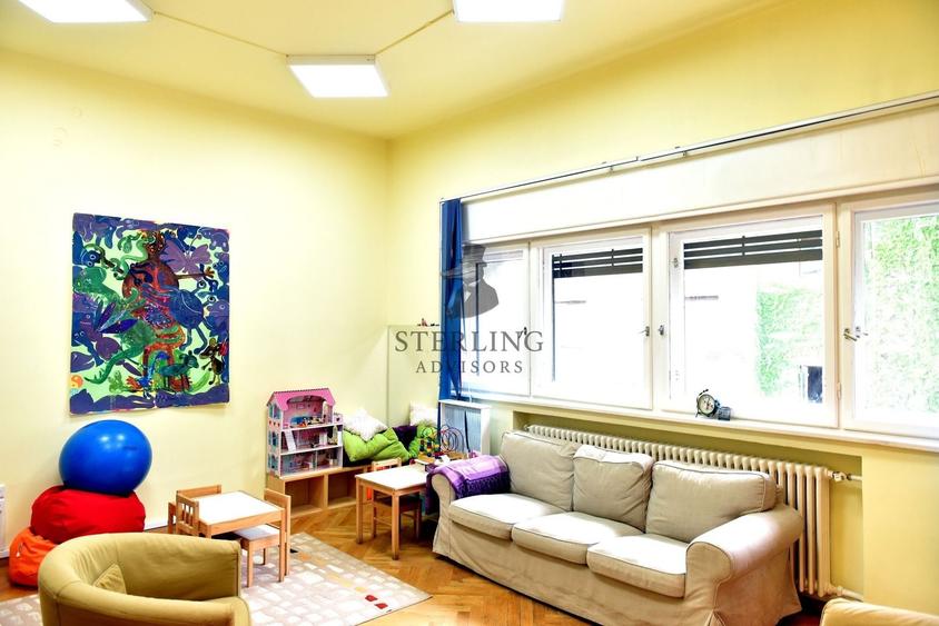 Casă individuală cu 12 camere cu Canalizare în Capitale