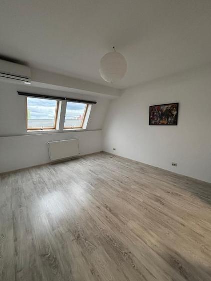 Apartament cu 3 camere semidecomandat, mobilat în Central