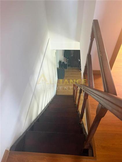 Apartament cu 3 camere semidecomandat în Berceni