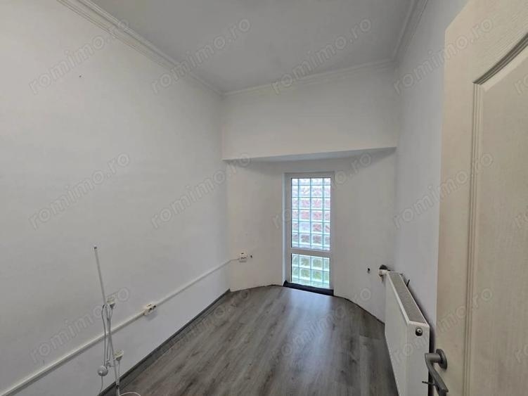 Apartament cu 5 camere semidecomandat în Dumbrăvița