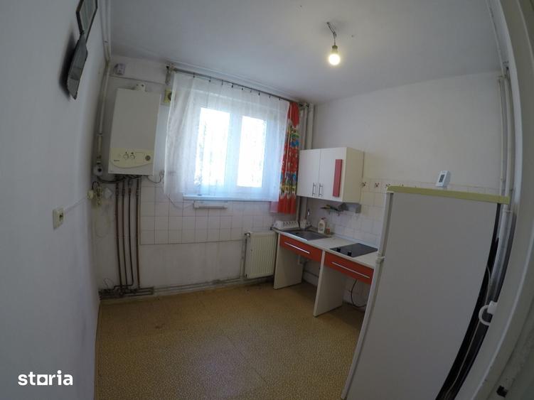 Apartament cu 3 camere semidecomandat în Griviței