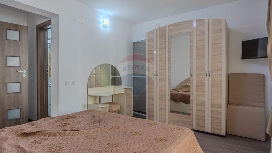 Casă cu 10 camere cu Teren 1074 Mp în Moieciu de Jos